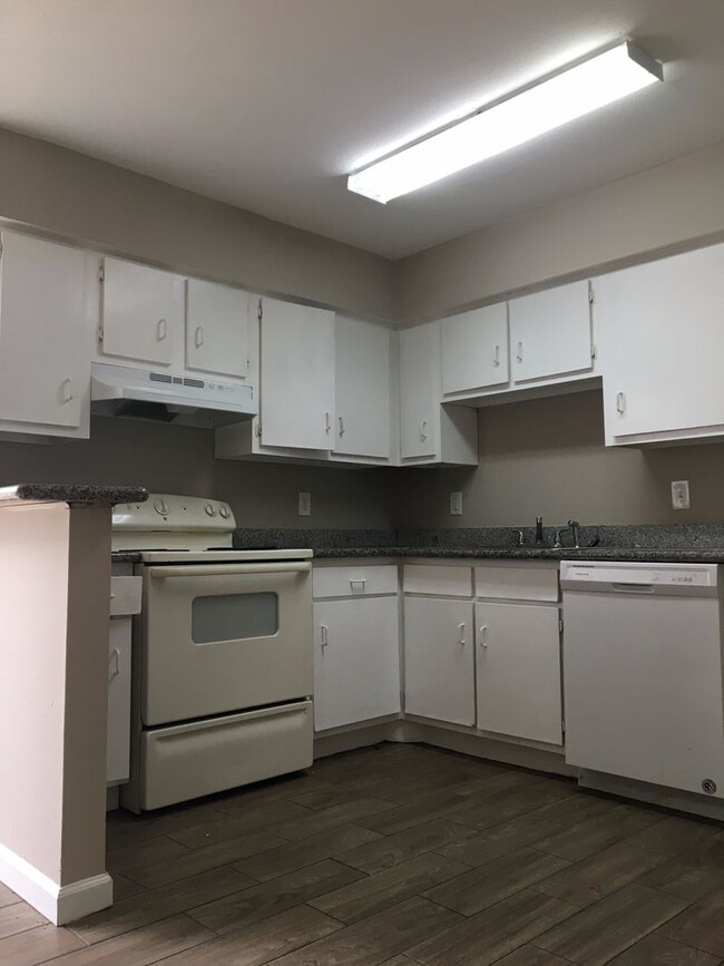 Building Photo - 2 BR 2.5 BA Two Story Townhome