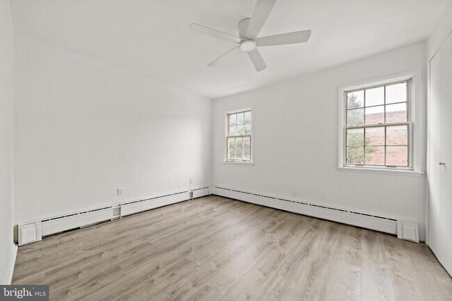 Building Photo - 1122 McClellan St