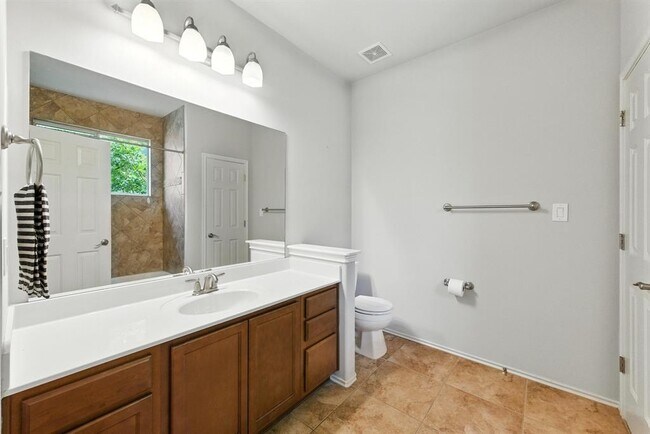 Building Photo - 512 Eberhart Ln