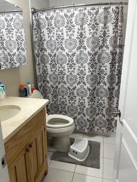 Full bath (2nd floor) - 11 Oakland St