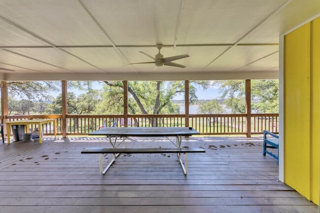 Building Photo - 2388 Lakeshore Dr