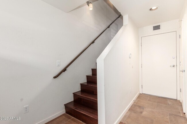 Building Photo - 525 W Lakeside Dr