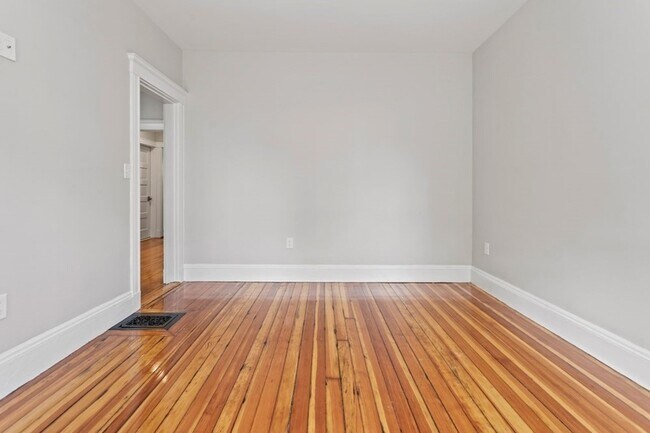 Building Photo - 68 Saxton St