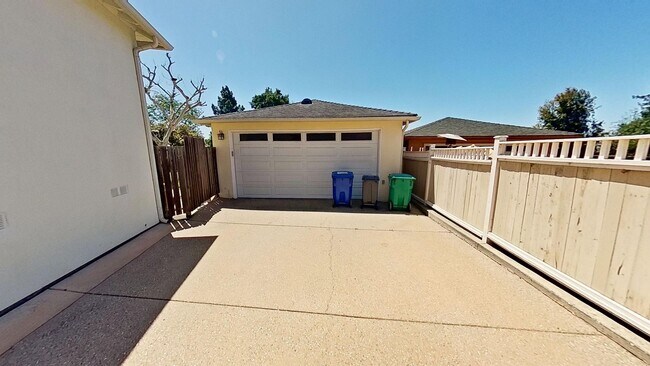 Building Photo - Amazing and Spacious 3 bed / 2 bath home! ...