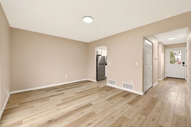 Building Photo - 14 Elm St