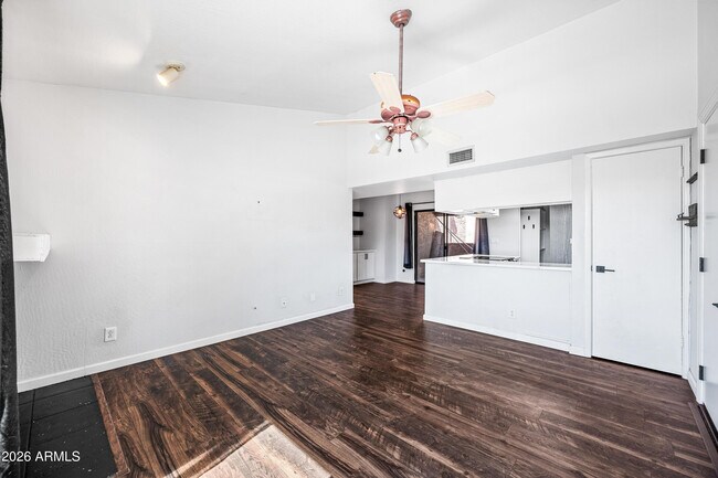 Building Photo - 5146 E Oak St
