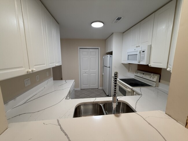 Building Photo - 505 Sunny Side Way