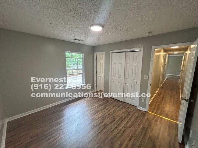 Building Photo - Charming 4-Bedroom Home with Modern Amenit...