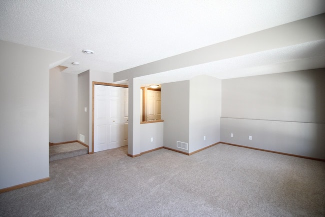 Building Photo - 10651 Pond Curve