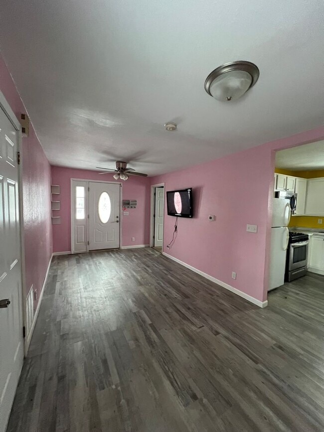 Building Photo - Beautiful 2 Bedroom 1.5 Bathroom Home