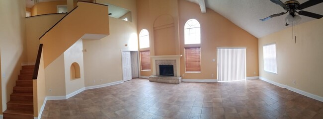 Open Space High Ceiling living/dining room - 7438 Victoria Cir