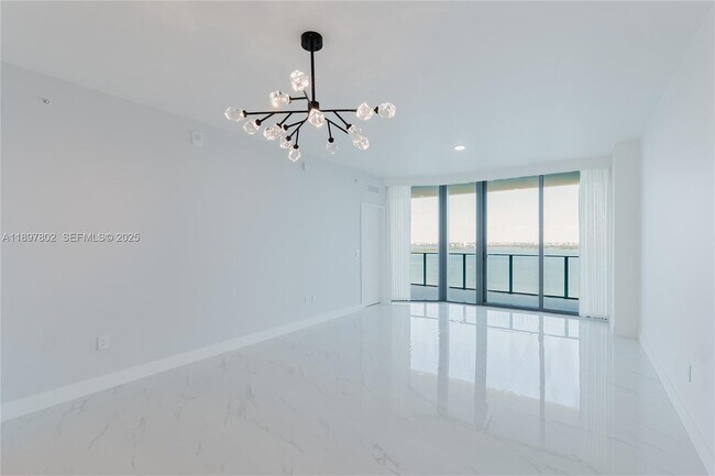 Building Photo - 700 NE 24th St