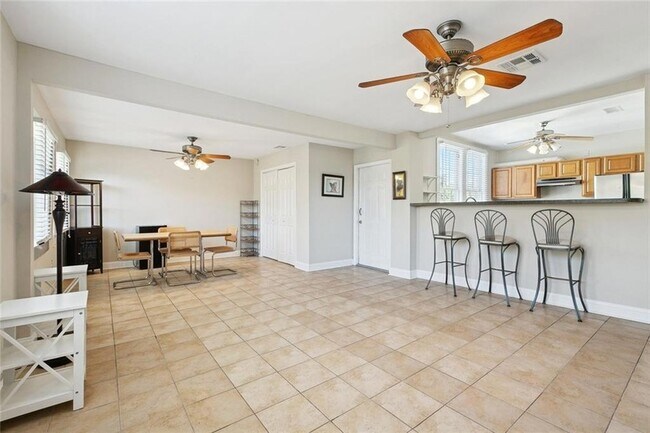 Building Photo - 5705 Prytania St