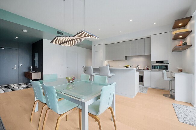 Building Photo - First Month's Rent FREE! Stunning East facing Pearl District condo located in The Vista Condomini...