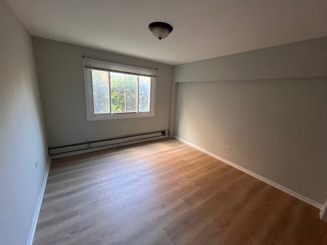 Building Photo - 2036 W Foster Ave