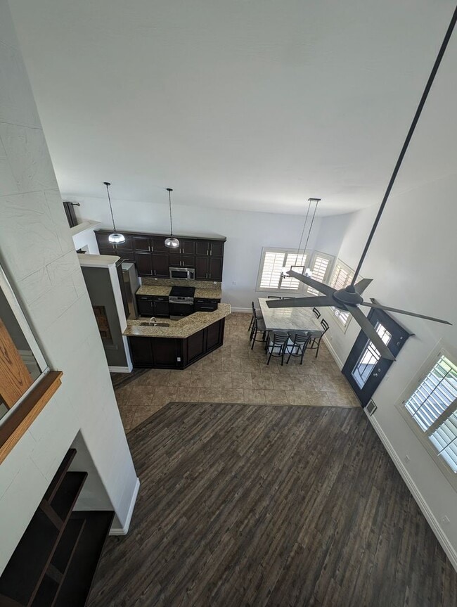 Building Photo - BEAUTIFUL executive style home w/ entertainer's dream backyard!