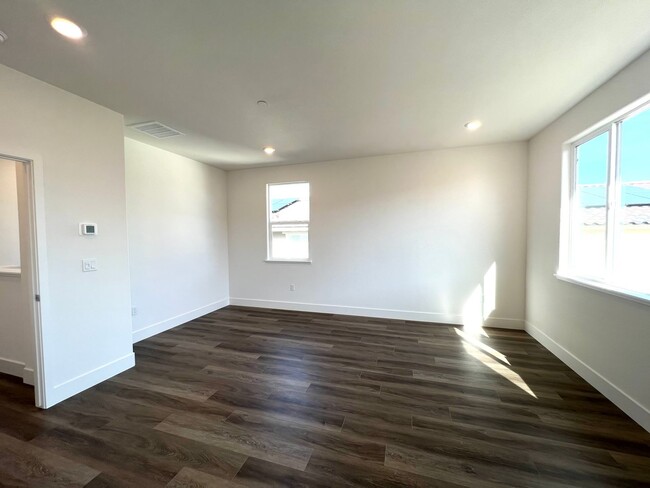 Building Photo - Gorgeous Nearly New Home With 4 Bed, 2.5 b...