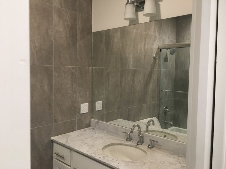 bathroom - 511 Toulouse St