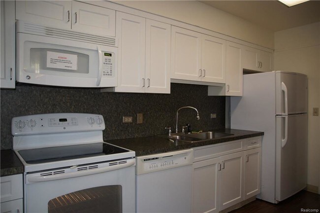 Building Photo - 5000 Town Center Dr