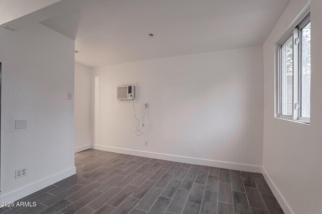 Building Photo - 536 W 18th St