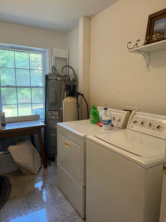 Building Photo - 3 Bedroom/2 Bathroom Furnished Rental Available through March 31, 2027