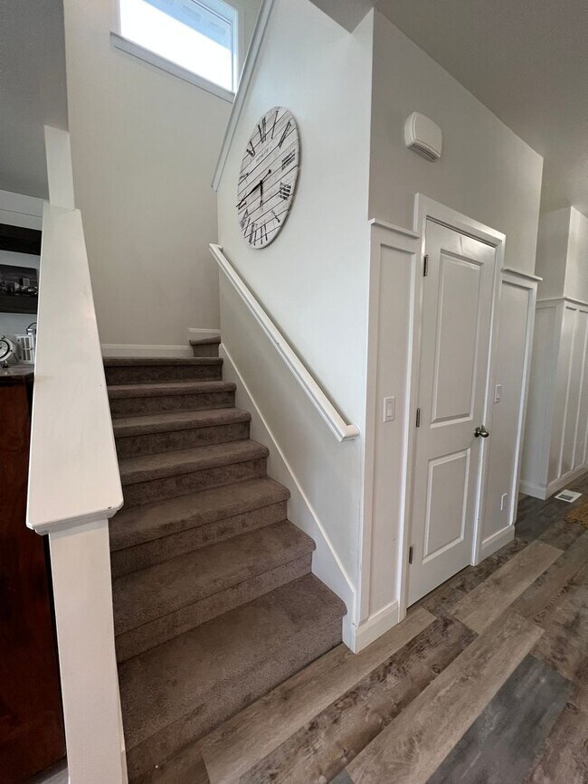 Building Photo - Welcome to this charming 3 bed 2.5 bath ho...