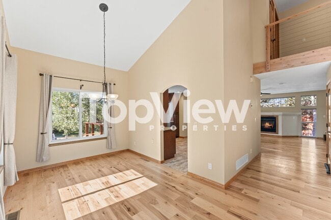 Building Photo - 2205 Valley View Dr