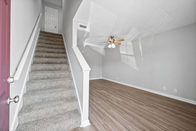 Building Photo - 2 Bedroom Pet Friendly Condo For Rent Near...
