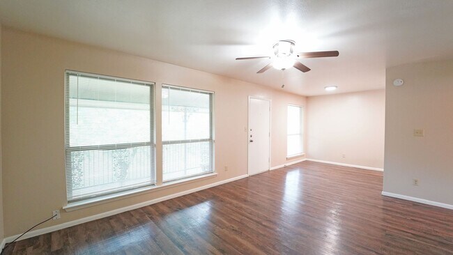 Building Photo - MOVE IN SPECIAL!! FOR LEASE! 2 Bedroom - 1 Bath -  Town House Apartments!