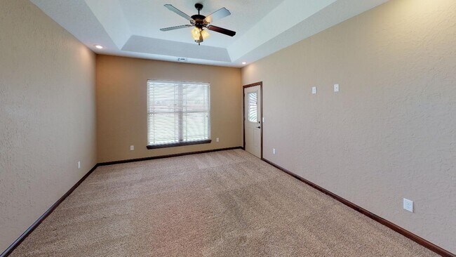 Building Photo - 328 Creekside Dr