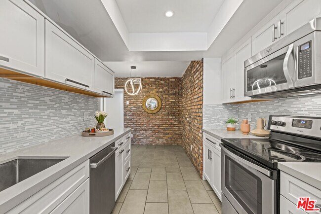 Building Photo - 910 S Holt Ave