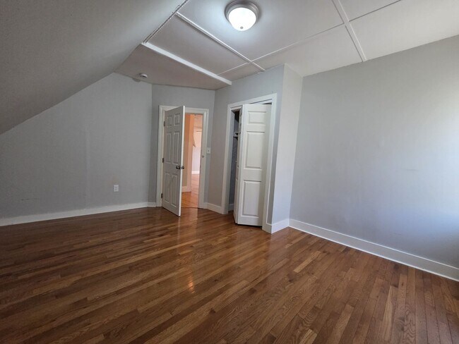 Building Photo - Woodbine St(15)-N