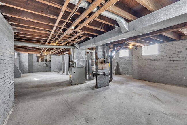 Building Photo - 184 King St