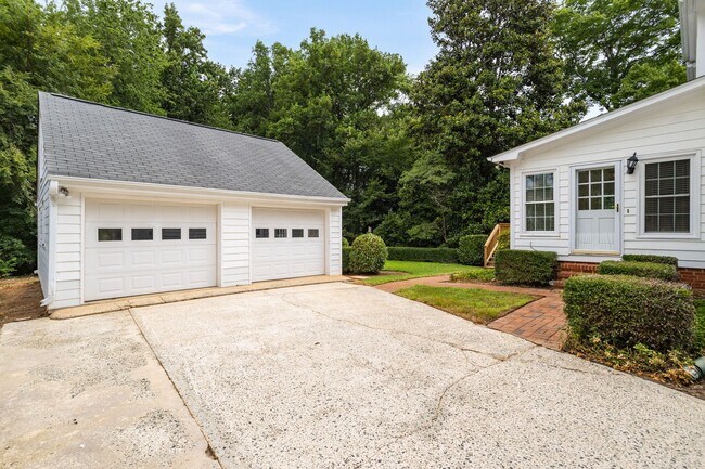 Building Photo - Classic Country Club Elegance