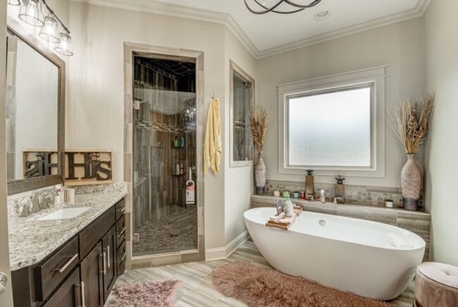 Building Photo - Winslow Cove Furnished Executive Estate with Pool