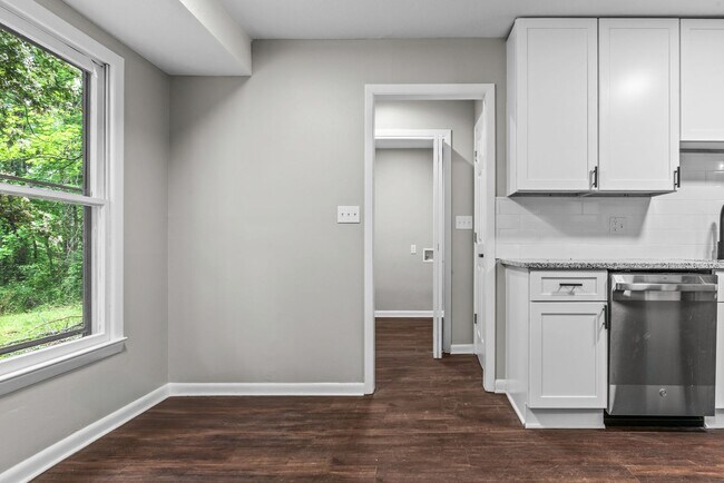 Building Photo - Charming Weatherly Woods Home with In-Law ...