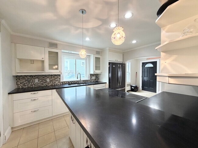 Building Photo - 3 1/2 Buffum St