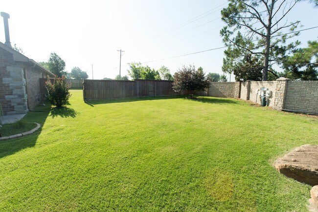 Building Photo - 11015 Augusta Dr
