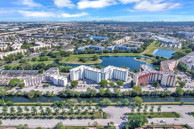 Building Photo - 9682 Fontainebleau Blvd