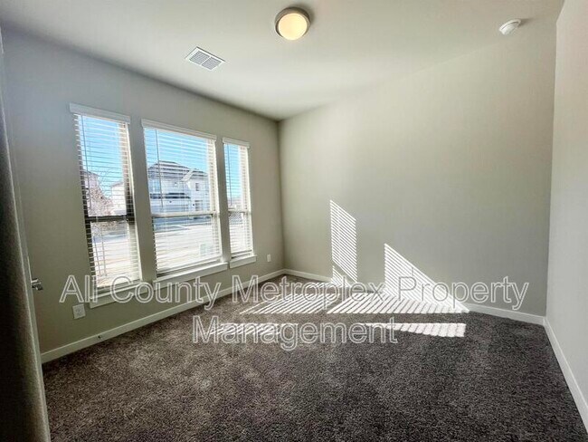 Building Photo - 1904 Edgewater St