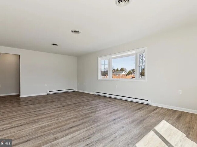 Building Photo - "Charming 3-Bedroom Luray Retreat with Mod...