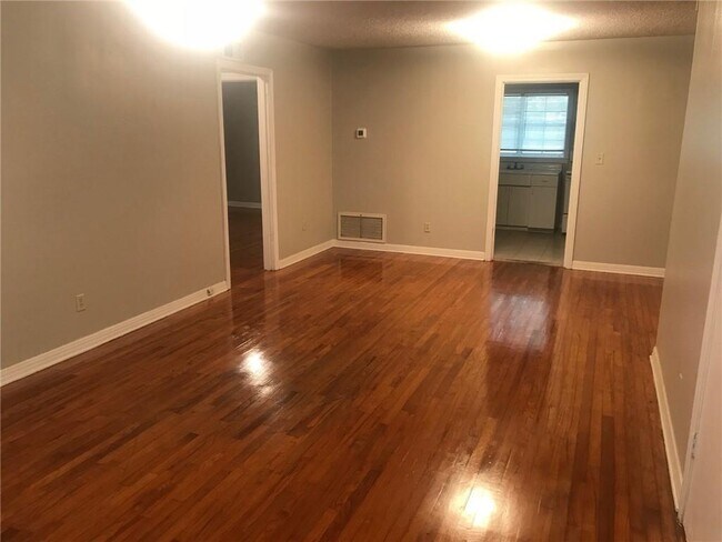 Building Photo - 1506 Flowers Dr