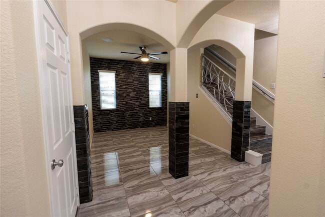 Building Photo - 6442 Wilshire Lakes