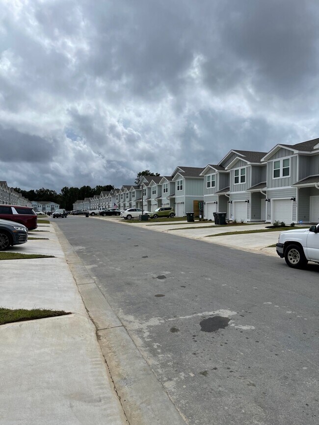 Building Photo - 1630 Iroquois Ct