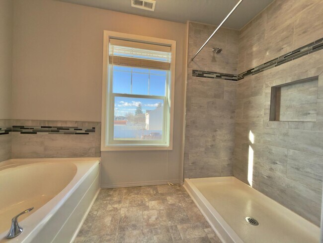 Building Photo - 515 S King St