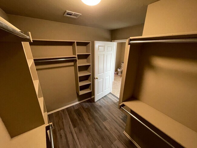 Building Photo - 3 br, 2 bath House - 400 N Willowood Drive
