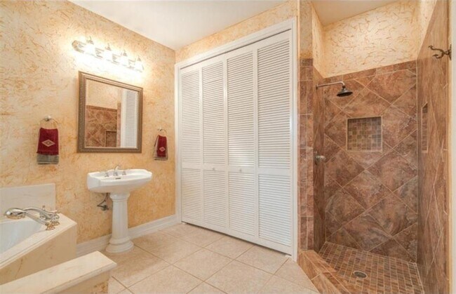 Building Photo - 14302 Reissen Ln