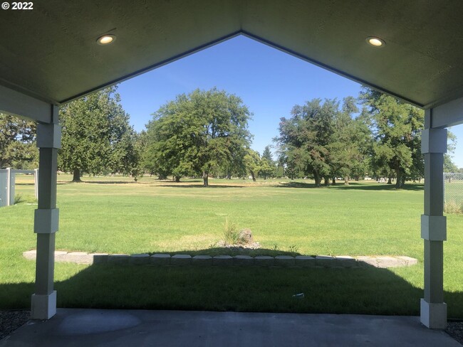 Building Photo - Golf Course living