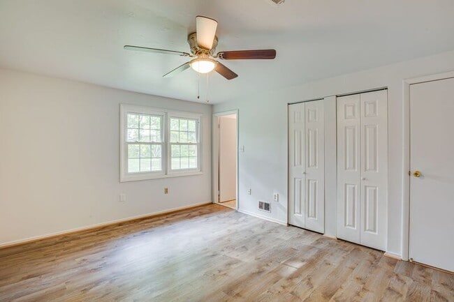 Building Photo - 825 Barkley Dr