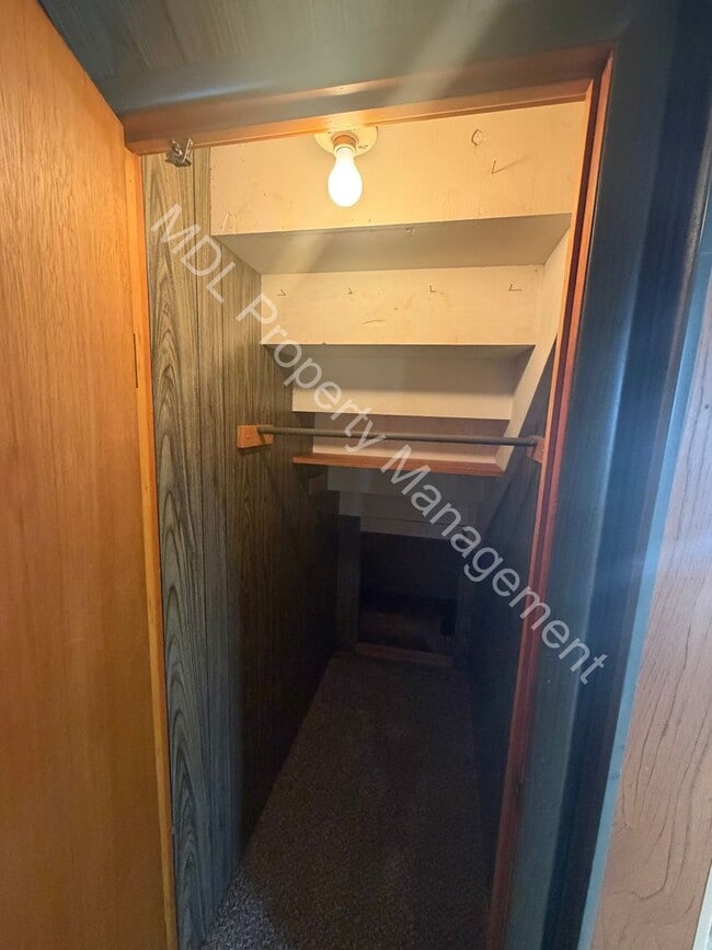 Building Photo - 3 Bedroom 2 Bathroom Home w/ Full Basement